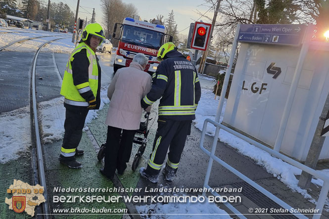 20211210 Pkw prallt gegen Badner Bahn in Pfaffstätten  Foto: © Stefan Schneider BFKDO Baden
