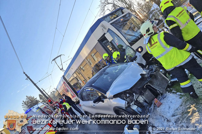 20211210 Pkw prallt gegen Badner Bahn in Pfaffstätten  Foto: © Stefan Schneider BFKDO Baden