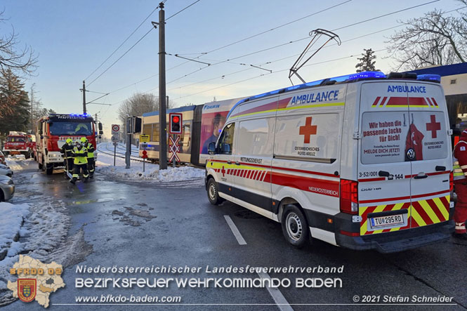 20211210 Pkw prallt gegen Badner Bahn in Pfaffstätten  Foto: © Stefan Schneider BFKDO Baden