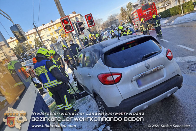 20211210 Pkw prallt gegen Badner Bahn in Pfaffstätten  Foto: © Stefan Schneider BFKDO Baden