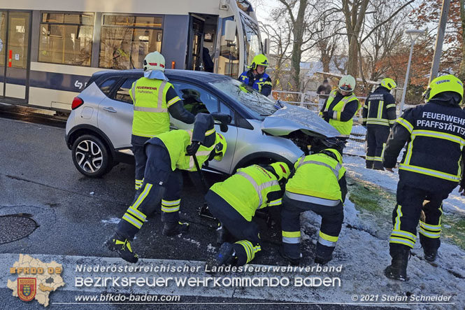 20211210 Pkw prallt gegen Badner Bahn in Pfaffstätten  Foto: © Stefan Schneider BFKDO Baden