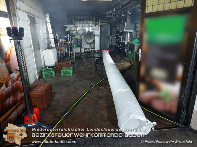 20211216 Nächtlicher Brand in einem Enzesfelder Fleischereibetrieb   Foto: © Freiwillige Feuerwehr Enzesfeld / Reinhard Wafrek 