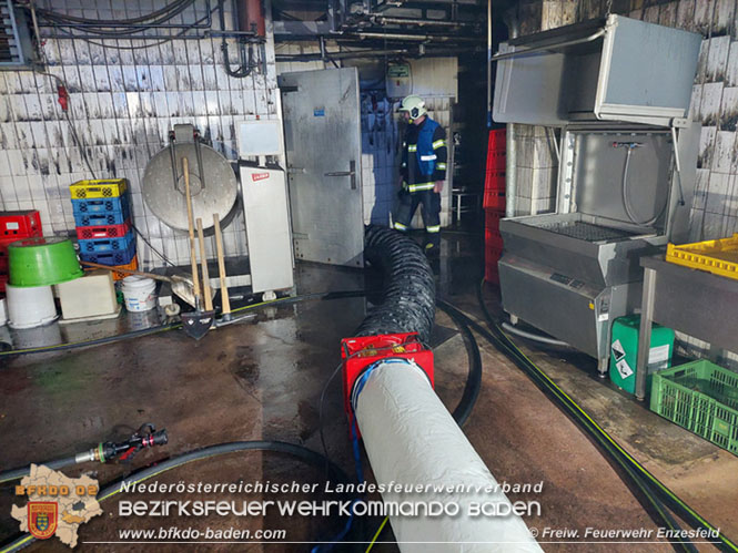 20211216 Nächtlicher Brand in einem Enzesfelder Fleischereibetrieb   Foto: © Freiwillige Feuerwehr Enzesfeld / Reinhard Wafrek 