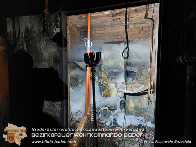 20211216 Nächtlicher Brand in einem Enzesfelder Fleischereibetrieb   Foto: © Freiwillige Feuerwehr Enzesfeld / Reinhard Wafrek 