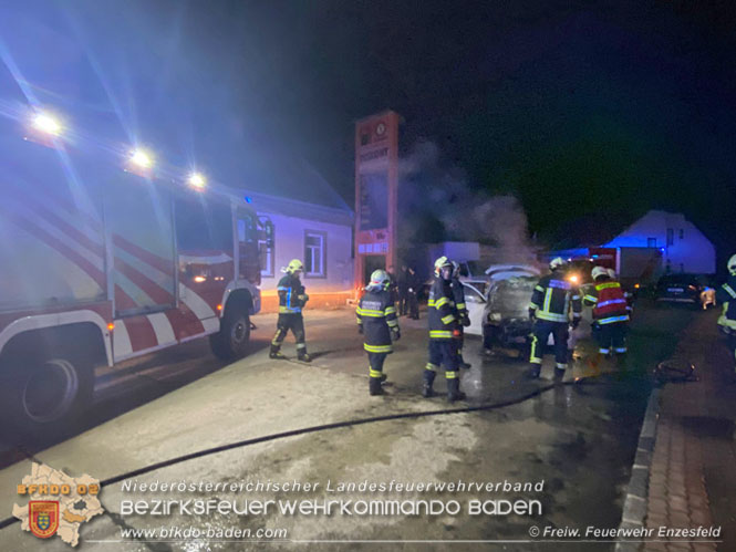 20211216 Fahrzeugbrand im Ortsgebiet von Hirtenberg Foto: © Reinhard Wafrek Freiwillige Feuerwehr Enzesfeld 20211216 Fahrzeugbrand im Ortsgebiet von Hirtenberg Foto: © Reinhard Wafrek Freiwillige Feuerwehr Enzesfeld