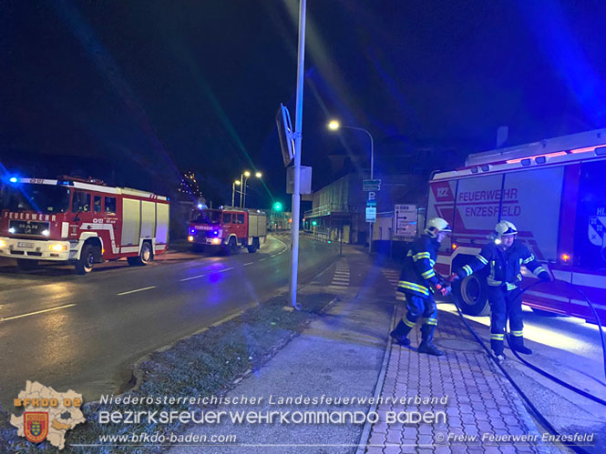 20211216 Fahrzeugbrand im Ortsgebiet von Hirtenberg  Foto: © Reinhard Wafrek Freiwillige Feuerwehr Enzesfeld