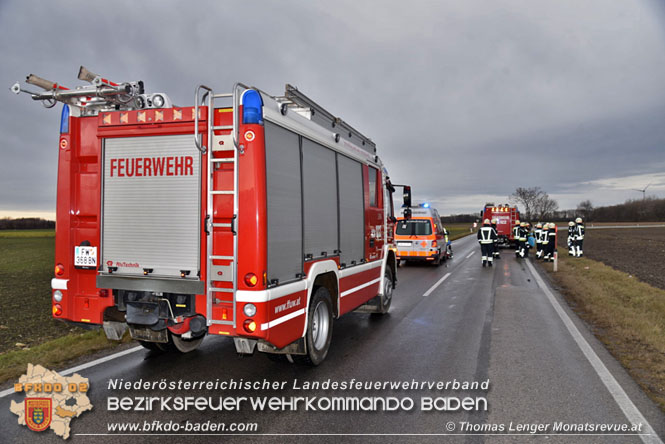 20211224 Feuerwehrmann als Ersthelfer nach Fahrzeugüberschlag auf der B60 bei Unterwaltersdorf Foto: Thomas Lenger Monatsrevue.at 20211224 Feuerwehrmann als Ersthelfer nach Fahrzeugüberschlag auf der B60 bei Unterwaltersdorf Foto: Thomas Lenger Monatsrevue.at