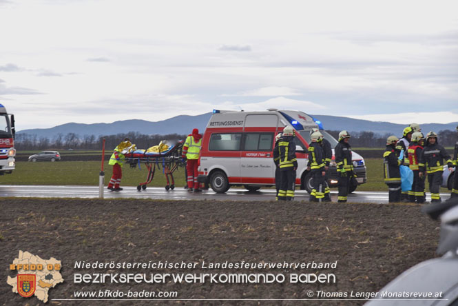 20211224 Feuerwehrmann als Ersthelfer nach Fahrzeugüberschlag auf der B60 bei Unterwaltersdorf Foto: Thomas Lenger Monatsrevue.at 20211224 Feuerwehrmann als Ersthelfer nach Fahrzeugüberschlag auf der B60 bei Unterwaltersdorf Foto: Thomas Lenger Monatsrevue.at