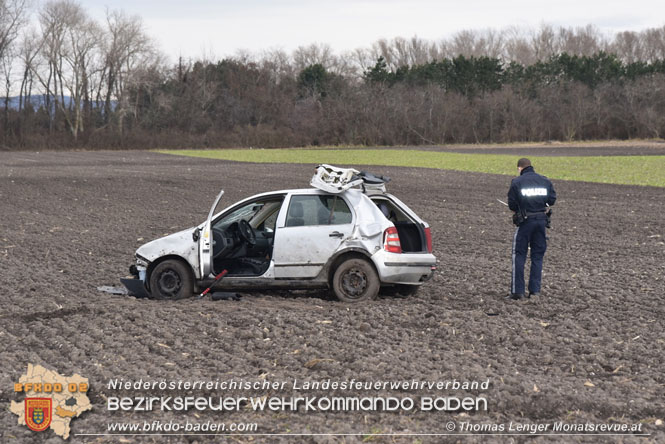 20211224 Feuerwehrmann als Ersthelfer nach Fahrzeugüberschlag auf der B60 bei Unterwaltersdorf Foto: Thomas Lenger Monatsrevue.at 20211224 Feuerwehrmann als Ersthelfer nach Fahrzeugüberschlag auf der B60 bei Unterwaltersdorf Foto: Thomas Lenger Monatsrevue.at