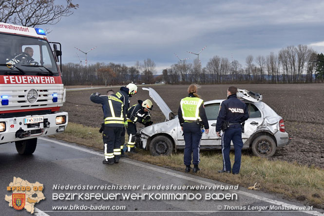 20211224 Feuerwehrmann als Ersthelfer nach Fahrzeugüberschlag auf der B60 bei Unterwaltersdorf Foto: Thomas Lenger Monatsrevue.at 20211224 Feuerwehrmann als Ersthelfer nach Fahrzeugüberschlag auf der B60 bei Unterwaltersdorf Foto: Thomas Lenger Monatsrevue.at