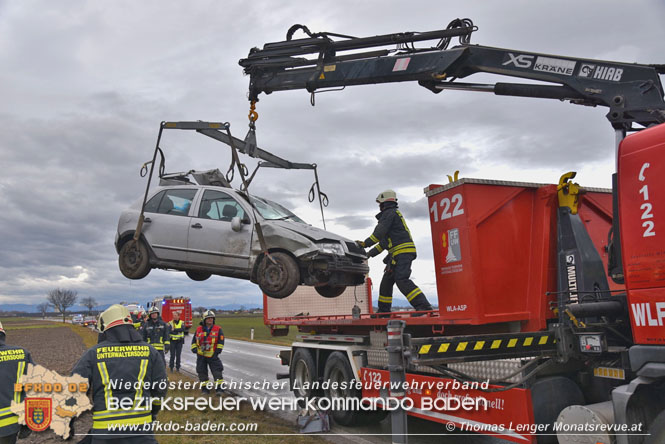 20211224 Feuerwehrmann als Ersthelfer nach Fahrzeugüberschlag auf der B60 bei Unterwaltersdorf   Foto: Thomas Lenger Monatsrevue.at