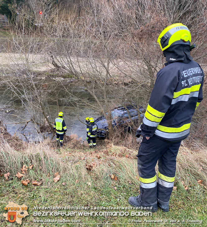 20211224 Fahrzeugbergung in St.Veit a.d.Triesting   Foto: Freiwillige Feuerwehr St.Veit/Triesting