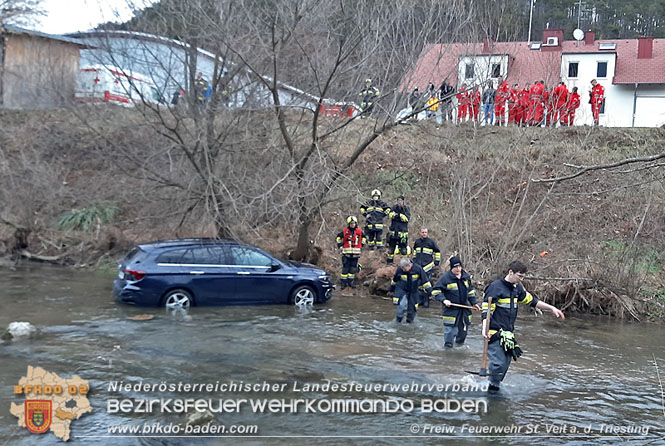 20211224 Fahrzeugbergung in St.Veit a.d.Triesting   Foto: Freiwillige Feuerwehr St.Veit/Triesting
