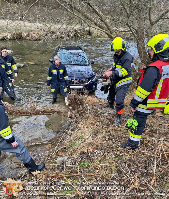 20211224 Fahrzeugbergung in St.Veit a.d.Triesting   Foto: Freiwillige Feuerwehr St.Veit/Triesting