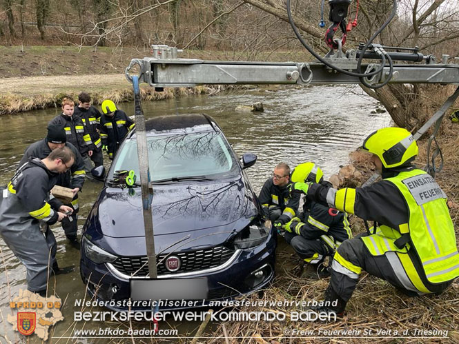 20211224 Fahrzeugbergung in St.Veit a.d.Triesting   Foto: Freiwillige Feuerwehr St.Veit/Triesting