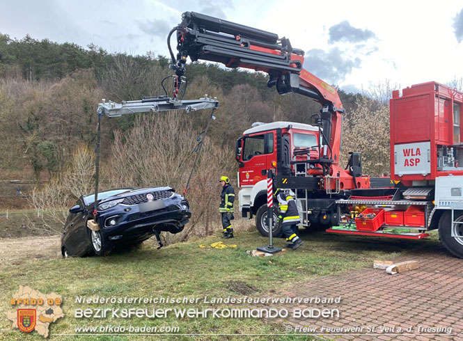 20211224 Fahrzeugbergung in St.Veit a.d.Triesting   Foto: Freiwillige Feuerwehr St.Veit/Triesting