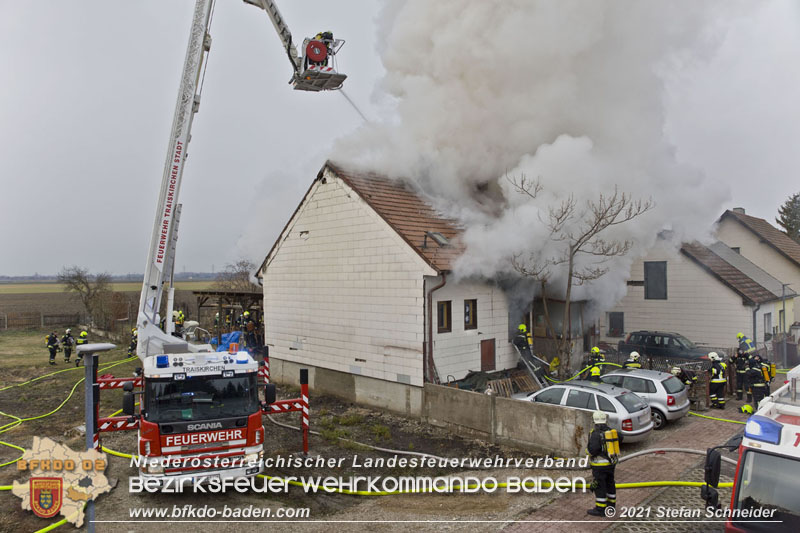 20211227 Wohnhausbrand in Traiskirchen Ortsteil Moellersdorf Foto: Stefan Schneider BFKDO Baden 20211227 Wohnhausbrand in Traiskirchen Ortsteil Moellersdorf Foto: Stefan Schneider BFKDO Baden