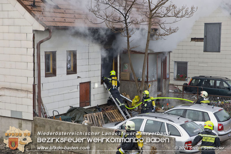 20211227 Wohnhausbrand in Traiskirchen Ortsteil Moellersdorf Foto: Stefan Schneider BFKDO Baden 20211227 Wohnhausbrand in Traiskirchen Ortsteil Moellersdorf Foto: Stefan Schneider BFKDO Baden