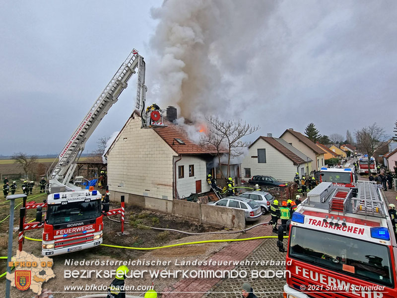 20211227 Wohnhausbrand in Traiskirchen Ortsteil Moellersdorf Foto: Stefan Schneider BFKDO Baden 20211227 Wohnhausbrand in Traiskirchen Ortsteil Moellersdorf Foto: Stefan Schneider BFKDO Baden