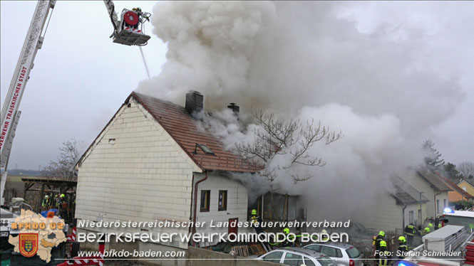 20211227 Wohnhausbrand in Traiskirchen Ortsteil Moellersdorf Foto: Stefan Schneider BFKDO Baden 20211227 Wohnhausbrand in Traiskirchen Ortsteil Moellersdorf Foto: Stefan Schneider BFKDO Baden