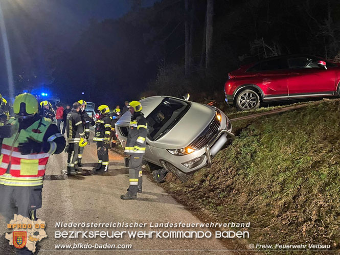 20211227 Pkw mit zwei Insassen in Schräglage - Veitsau Foto: © Freiwillige Feuerwehr Veitsau 20211227 Pkw mit zwei Insassen in Schräglage - Veitsau Foto: © Freiwillige Feuerwehr Veitsau