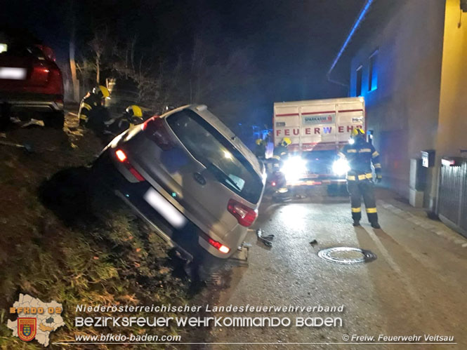 20211227 Pkw mit zwei Insassen in Schräglage - Veitsau   Foto: © Freiwillige Feuerwehr Veitsau