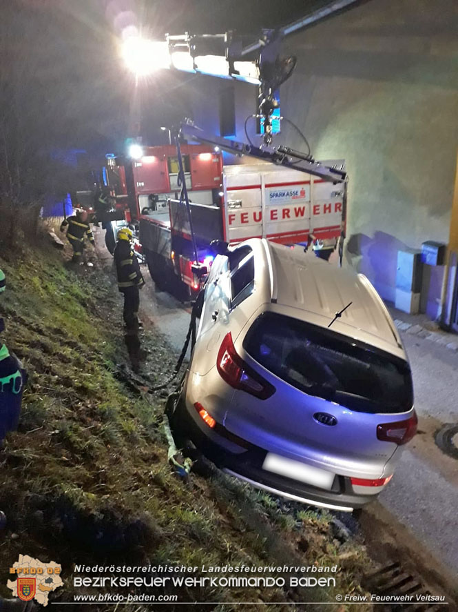 20211227 Pkw mit zwei Insassen in Schräglage - Veitsau   Foto: © Freiwillige Feuerwehr Veitsau