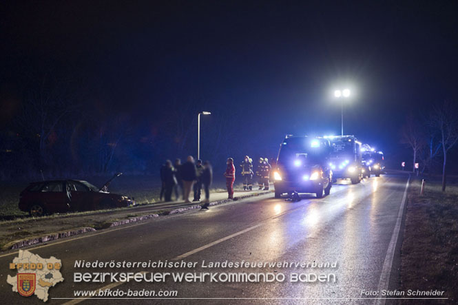 20211227 Trümmerfeld nach Zusammenstoß zweier Fahrzeuge im Freilandgebiet von Tribuswinkel   Foto: Stefan Schneider