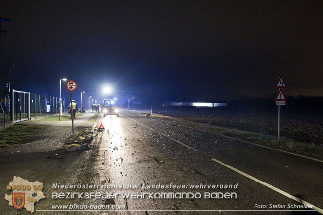 20211227 Trümmerfeld nach Zusammenstoß zweier Fahrzeuge im Freilandgebiet von Tribuswinkel   Foto: Stefan Schneider