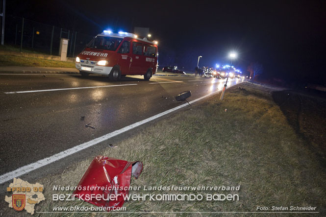 20211227 Trümmerfeld nach Zusammenstoß zweier Fahrzeuge im Freilandgebiet von Tribuswinkel   Foto: Stefan Schneider