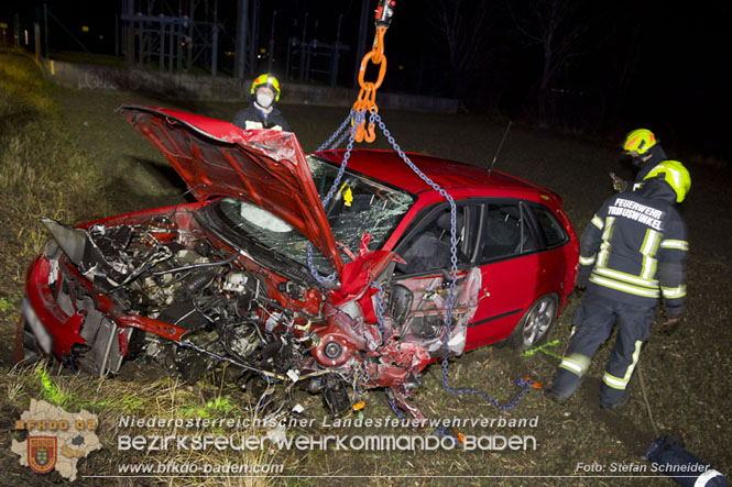 20211227 Trümmerfeld nach Zusammenstoß zweier Fahrzeuge im Freilandgebiet von Tribuswinkel   Foto: Stefan Schneider