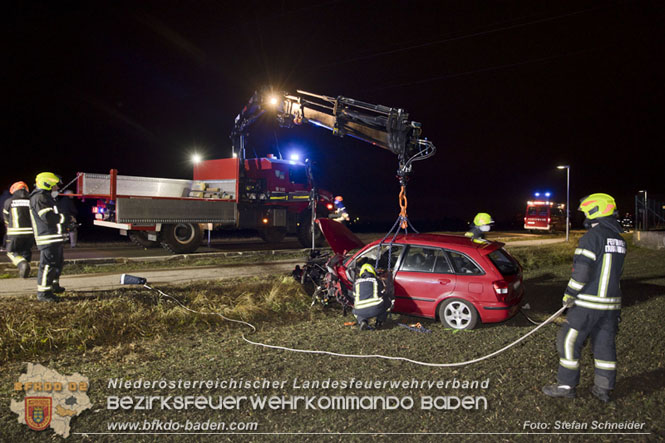20211227 Trümmerfeld nach Zusammenstoß zweier Fahrzeuge im Freilandgebiet von Tribuswinkel   Foto: Stefan Schneider