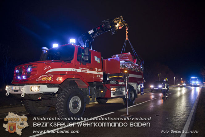 20211227 Trümmerfeld nach Zusammenstoß zweier Fahrzeuge im Freilandgebiet von Tribuswinkel   Foto: Stefan Schneider