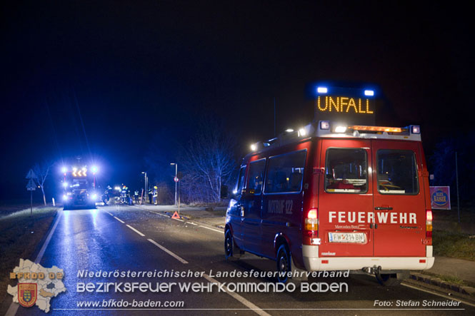 20211227 Trümmerfeld nach Zusammenstoß zweier Fahrzeuge im Freilandgebiet von Tribuswinkel   Foto: Stefan Schneider