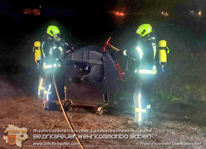 20220101 Muellbehaelterbrand in Oberwaltersdorf  Foto: Freiwillige Feuerwehr Oberwaltersdorf