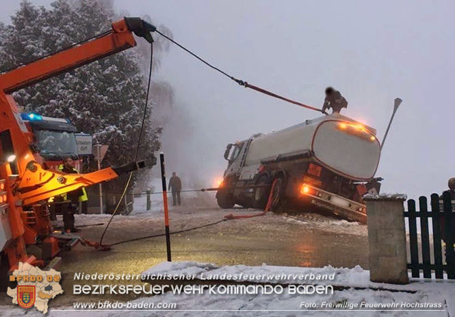 20220110 Heizöltankfahrzeug in Schieflage Hochstrass Schwabendörfl  Foto: Freiwillige Feuerwehr Hochstrass