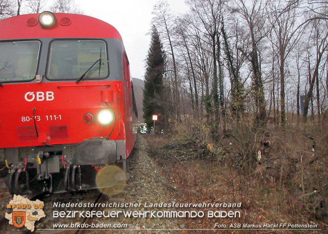 20220117 20220117 Sturmschaden Triestingtalbahnstrecke bei Pottenstein   Foto: ASB Markus Hackl FF Pottenstein