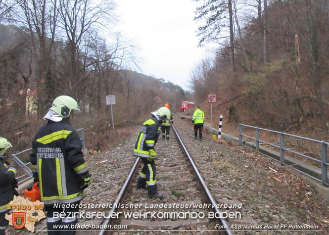 20220117 20220117 Sturmschaden Triestingtalbahnstrecke bei Pottenstein   Foto: ASB Markus Hackl FF Pottenstein