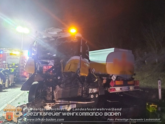 20220120 Lkw Auffahrunfall auf der A2 mit Gefahrguttransporter  Foto: Freiwillige Feuerwehr Leobersdorf