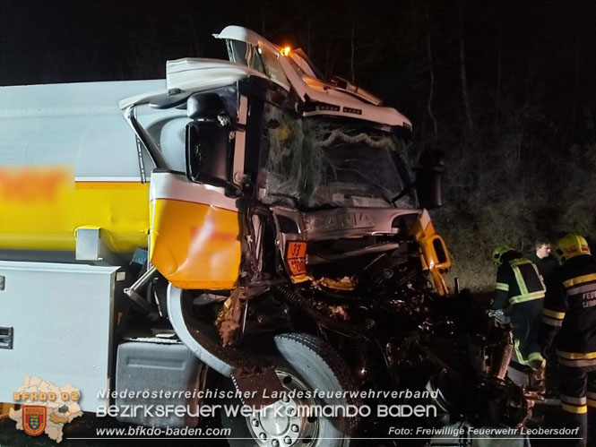 20220120 Lkw Auffahrunfall auf der A2 mit Gefahrguttransporter  Foto: Freiwillige Feuerwehr Leobersdorf