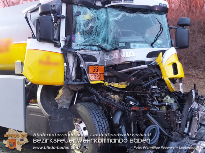 20220120 Lkw Auffahrunfall auf der A2 mit Gefahrguttransporter  Foto: Freiwillige Feuerwehr Leobersdorf
