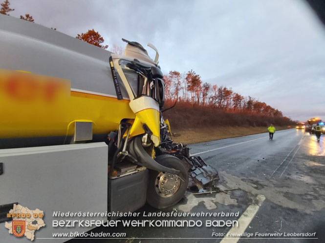 20220120 Lkw Auffahrunfall auf der A2 mit Gefahrguttransporter  Foto: Freiwillige Feuerwehr Leobersdorf