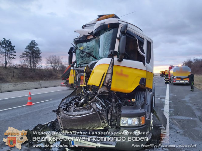 20220120 Lkw Auffahrunfall auf der A2 mit Gefahrguttransporter  Foto: Freiwillige Feuerwehr Leobersdorf