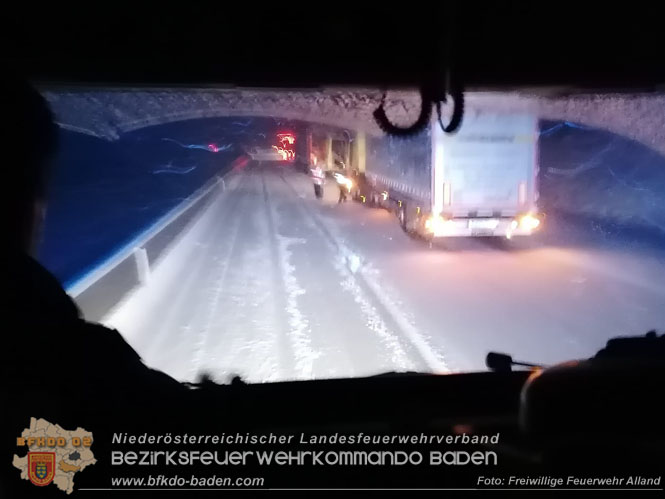 20220120 Sperre der A21 nach mehrere haengengebliebener Fahrzeuge    Foto: Freiwillige Feuerwehr Alland