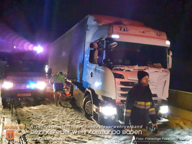 20220120 Sperre der A21 nach mehrere haengengebliebener Fahrzeuge    Foto: Freiwillige Feuerwehr Alland