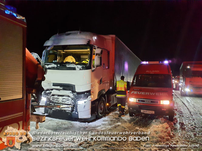 20220120 Sperre der A21 nach mehrere haengengebliebener Fahrzeuge    Foto: Freiwillige Feuerwehr Alland