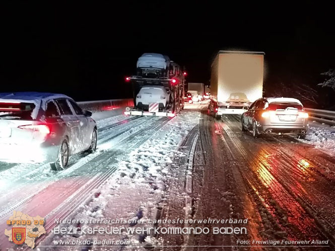 20220120 Sperre der A21 nach mehrere haengengebliebener Fahrzeuge    Foto: Freiwillige Feuerwehr Alland