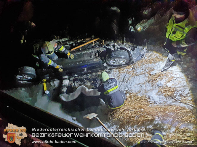 20220122 Pkw stuerzt nach Anprall auf der L110 bei Klausen-Leopoldsdorf in den Schwechatfluss  Foto: Freiwillige Feuerwehr Alland
