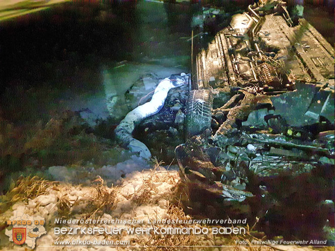 20220122 Pkw stuerzt nach Anprall auf der L110 bei Klausen-Leopoldsdorf in den Schwechatfluss  Foto: Freiwillige Feuerwehr Alland