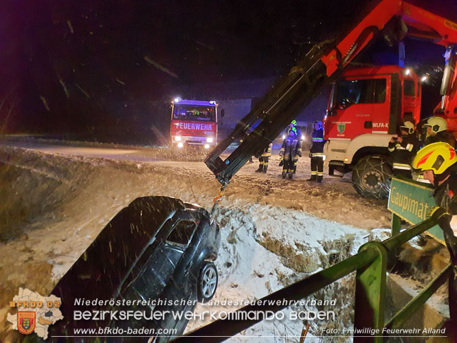 20220122 Pkw stuerzt nach Anprall auf der L110 bei Klausen-Leopoldsdorf in den Schwechatfluss  Foto: Freiwillige Feuerwehr Alland